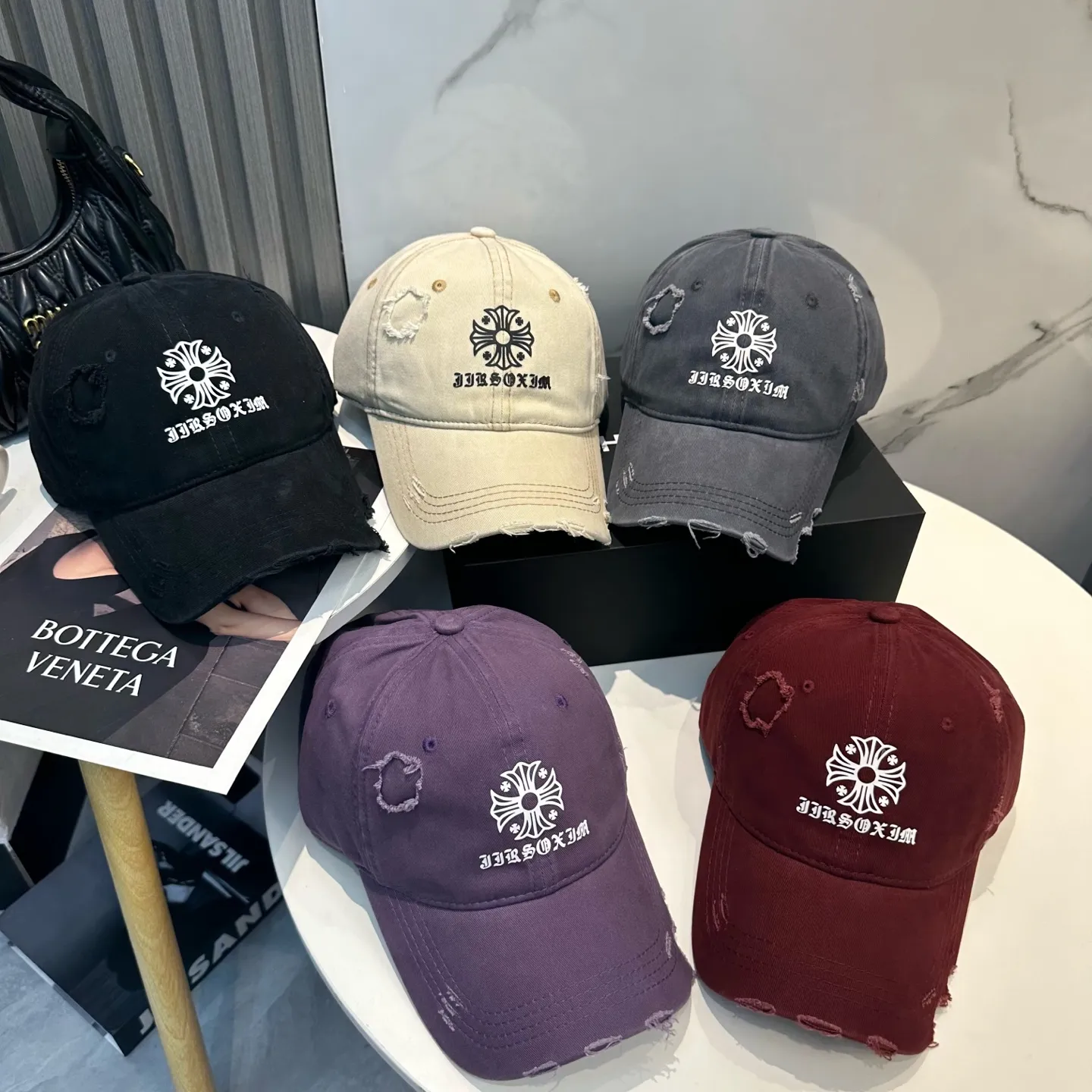 P70 Crow Heart 🆕🆕25 new baseball cap, stylish and classic cross logo, casual with a cool feeling, unisex style, same style for men and women! Very easy to match! Head circumference: 56-58cm is available